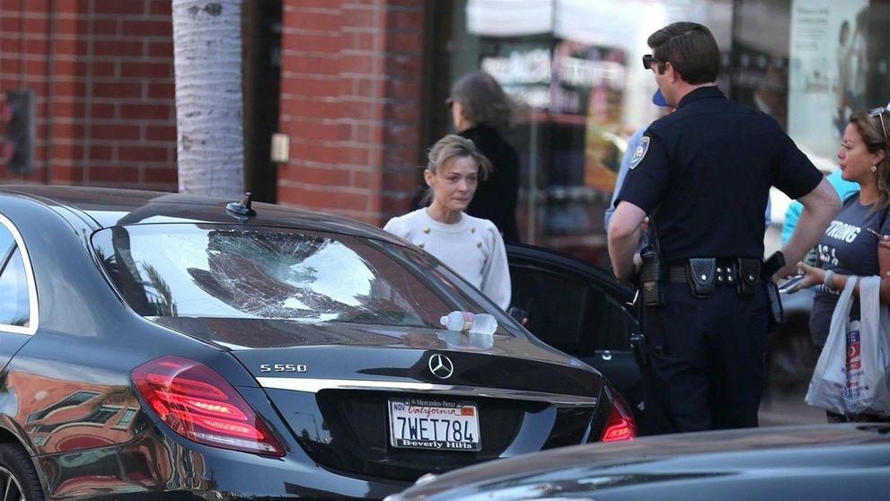 Hollywoodska hviezda v šoku. Šialenec zaútočil na auto a zranil jej malého synčeka