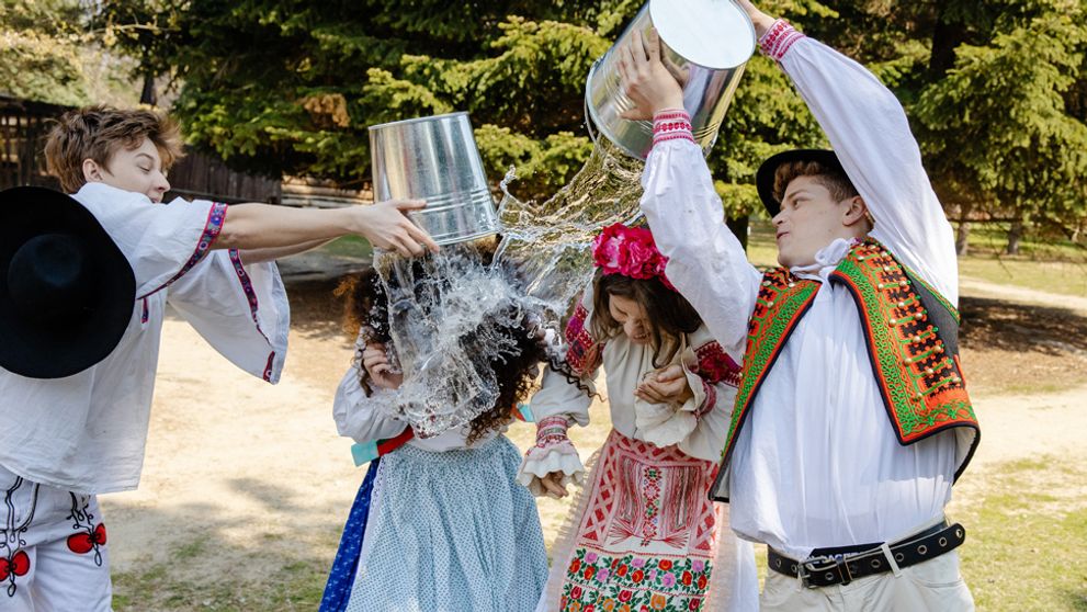 Drsná oblievačka v Oteckoch. Schytali to priamo pred kamerou!