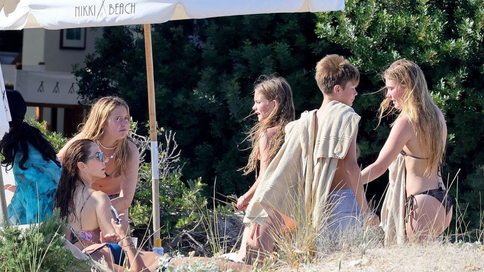 Kráľovskú rodinu nafotili na pláži: Bez mejkapu, v plavkách ako bežní dovolenkári