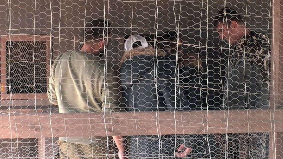 Vlado dal spáriť zajace, farmári si z toho urobili šou!