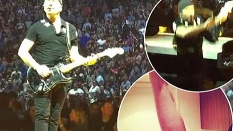 Trapas kapely U2! Gitarista bol taký zamyslený, že urobil krok do prázdna