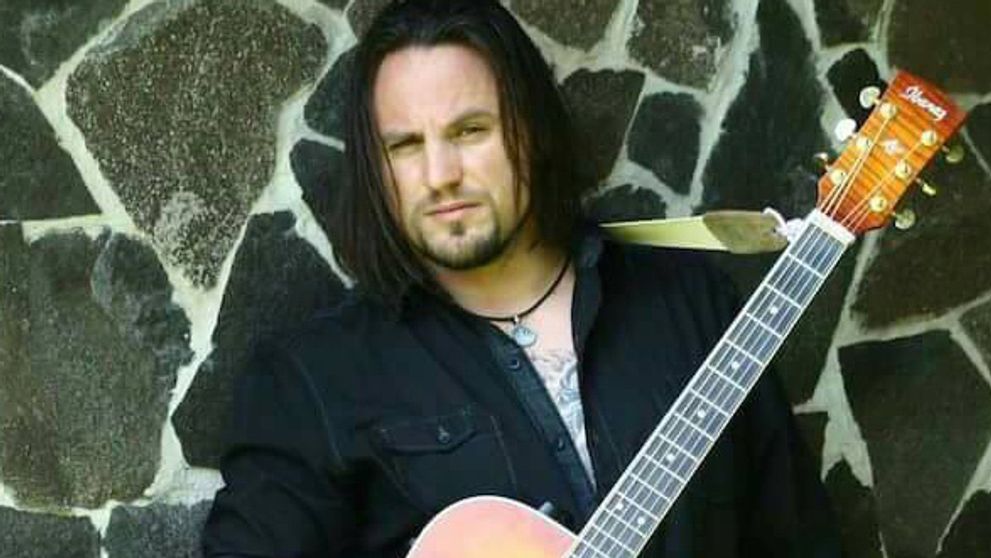 Pamätáte si kontroverzného Roba Miklu? Dnes má pár kíl navyše a dlhé vlasy