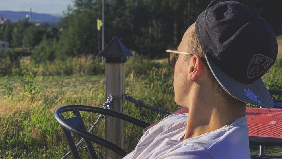 Spevák a moderátor úplne nahý. Tomu sa povie odvaha