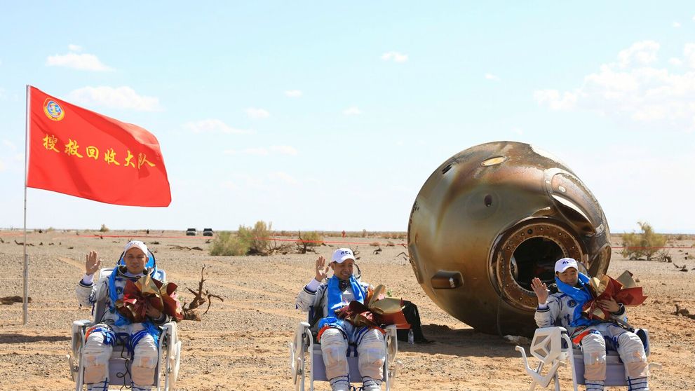 Čínski astronauti sa po 90-dňovej misii vrátili na Zem