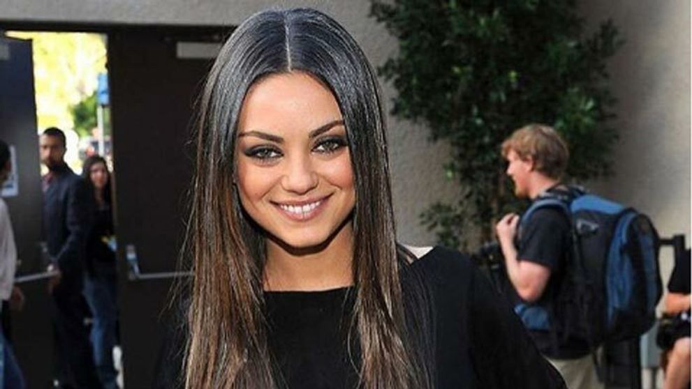 Mila Kunis konečne medzi ľuďmi. Unavená mama na červenom koberci