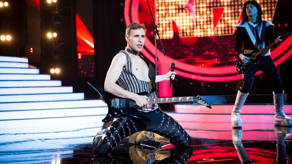 Vyskočil - Rocker na platformách s vyplazeným jazykom!