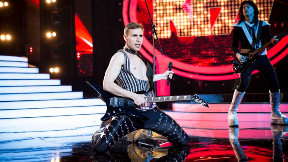 Vyskočil - Rocker na platformách s vyplazeným jazykom!