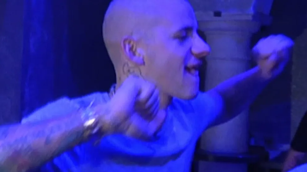 Zábery, ako sa Weiss zabával krátko predtým, než ho zastavila polícia