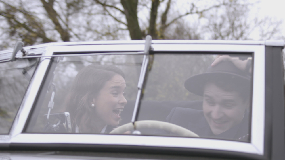 Kráska mu najskôr odolávala, no všetko je inak: Rande v aute