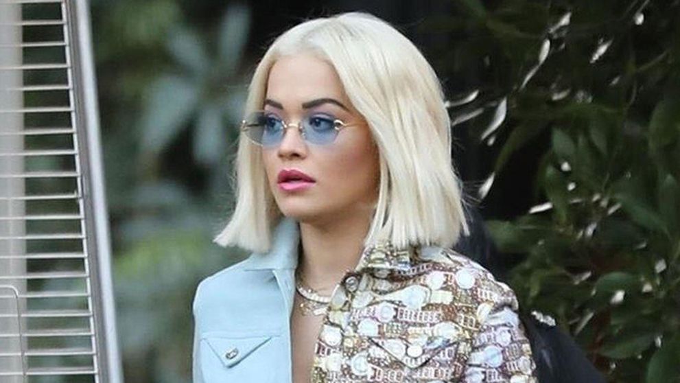 Rita Ora bude mať doma čo vysvetľovať. Nafotili ju s chlapom, no nie s tým jej