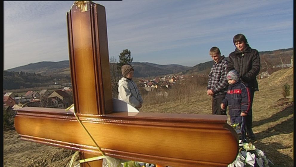 Z policajného auta vyskočil pod kamión