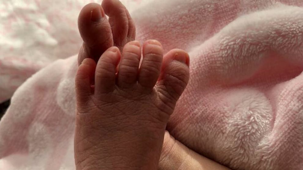 Prvé foto prominentného dieťatka: Palce má podľa mamy po slávnom otcovi