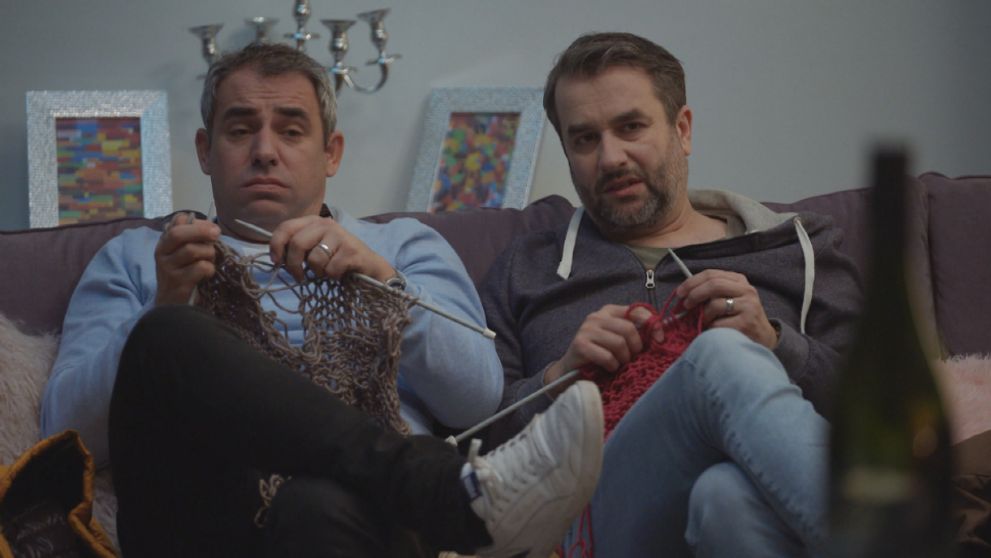 Marek a Vlado s ihlicami v rukách. To čo robia?