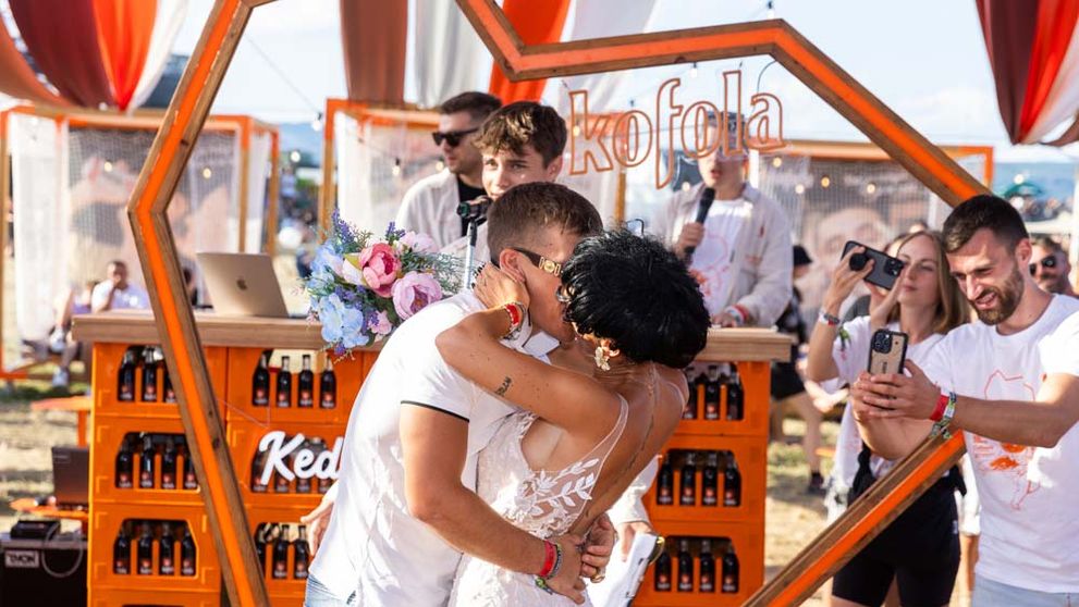 Známa dvojica sa na Grape postavila pred oltár: Tomu sa povie divoká svadba