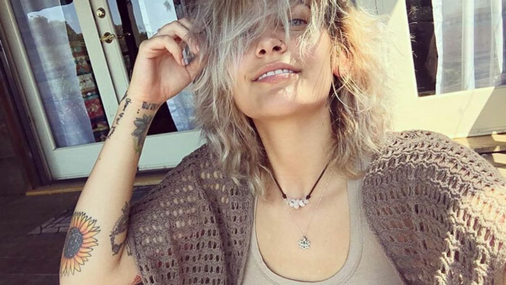 Dcéra Michaela Jacksona ruka v ruke so známym hercom. Je o 19 rokov starší