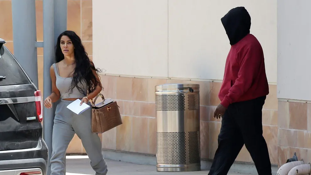 Kim Kardashian pred nemocnicou. Takto zničene ešte nevyzerala