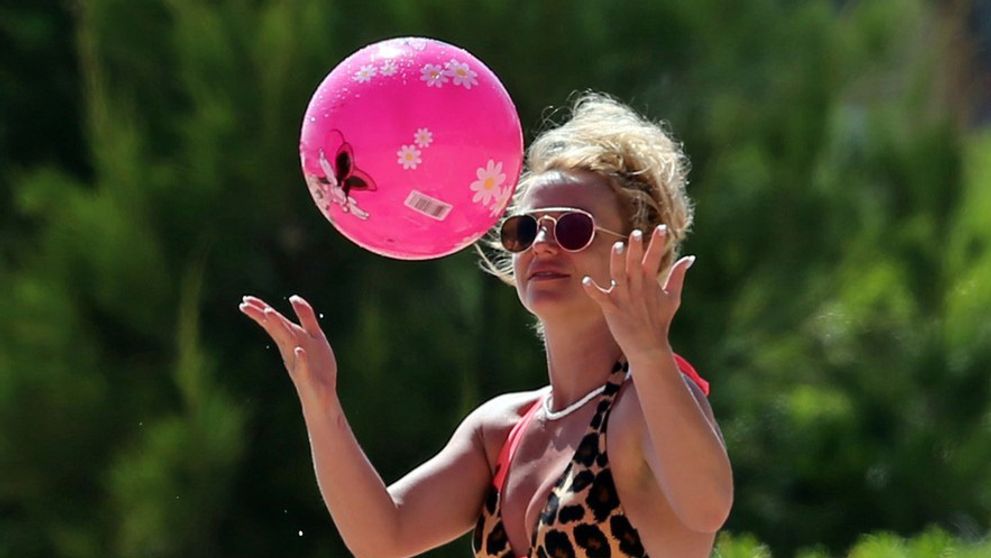 Britney Spears a jej sexy bruško v bikinách. Toto nie je photoshop!
