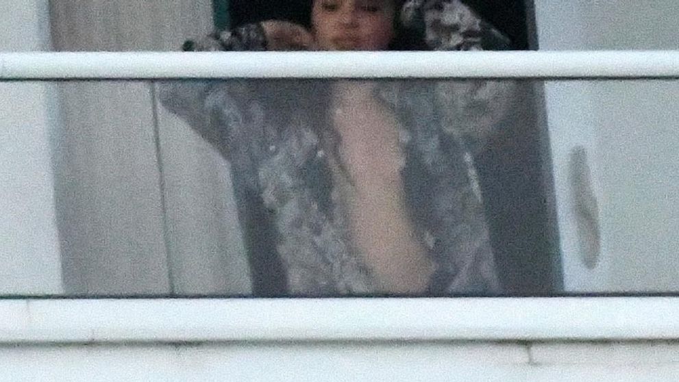 A vraj chce zachrániť manželstvo. Polonahá kráska tomu nenasvedčuje