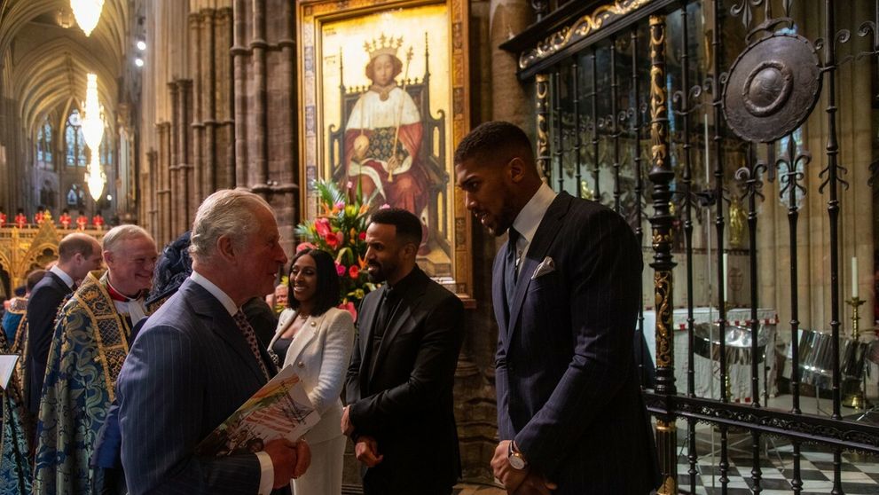 Anthony Joshua je po stretnutí s princom Charlesom v domácej karanténe