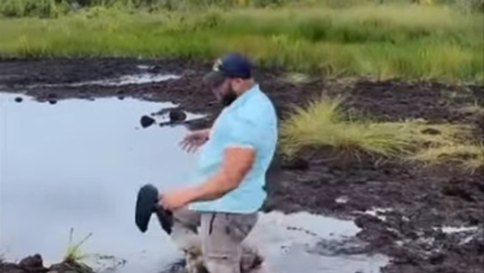 Muž neodhadol hĺbku kaluže. Jeho zmiznutie je hitom internetu