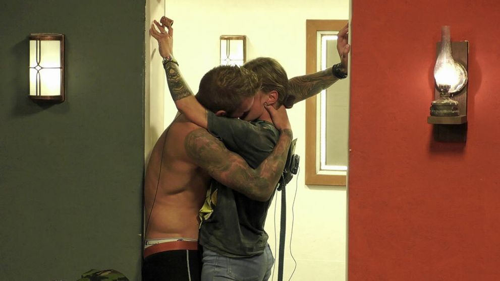 Henrich okamžite vyštartoval po Rebeke! Horúce bozky a ruky pod tričkom!