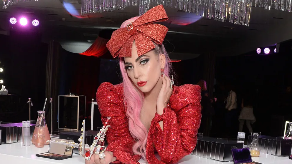 Lady Gaga má zrejme novú lásku: Vášnivé bozky s neznámym mužom