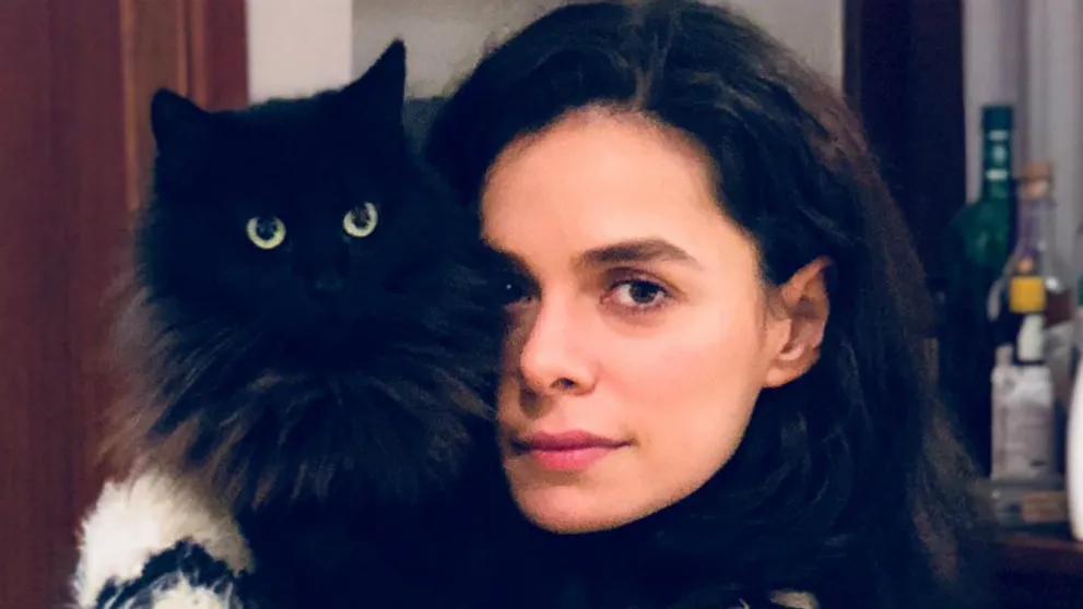 Zeynep z Lásky na druhý pokus v minišatách: Ukázala sexy stehná
