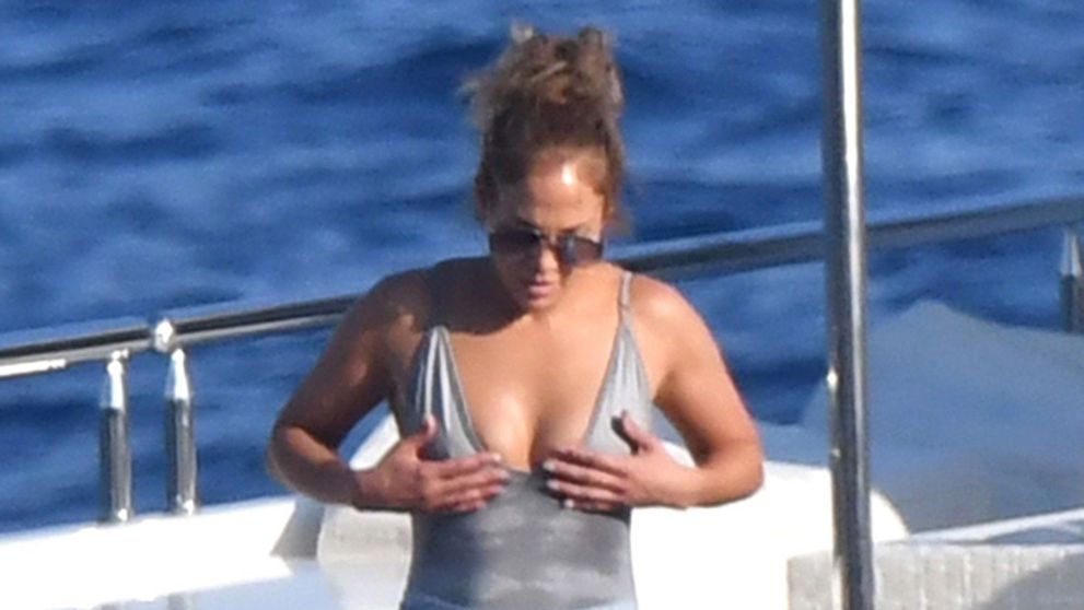 J.Lo dovolenkuje na jachte. Bradavky v pozore a čo to „ťavie kopýtko“?