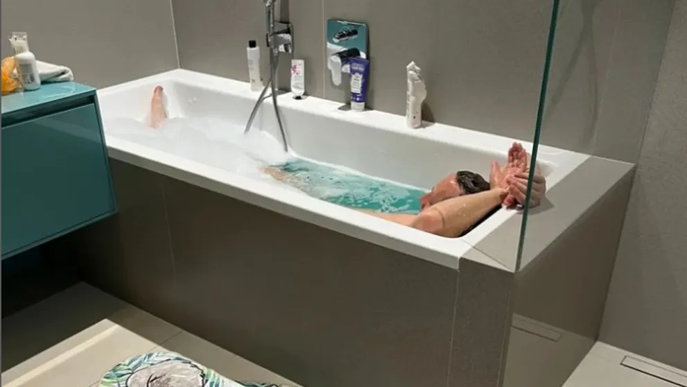 Aký otec, taký syn. Moderátor zverejnil fotku z vane