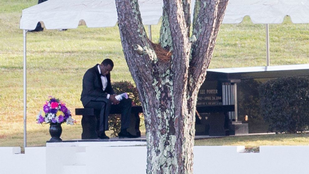 FOTO, ktoré trhá srdce. Raper žialil nad hrobom ženy, s ktorou má tri deti