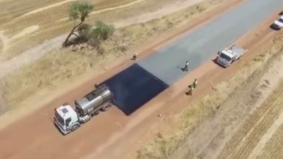 Cestári v Austrálii sa naozaj predviedli: Pozrite, ako rýchlo a efektne postavili cestu