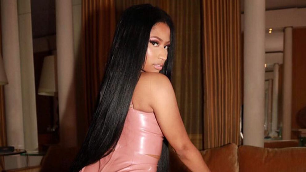 Verná latexu. Nicki Minaj po odhalenom prsníku nasúkaná v miniatúrnom kostýme