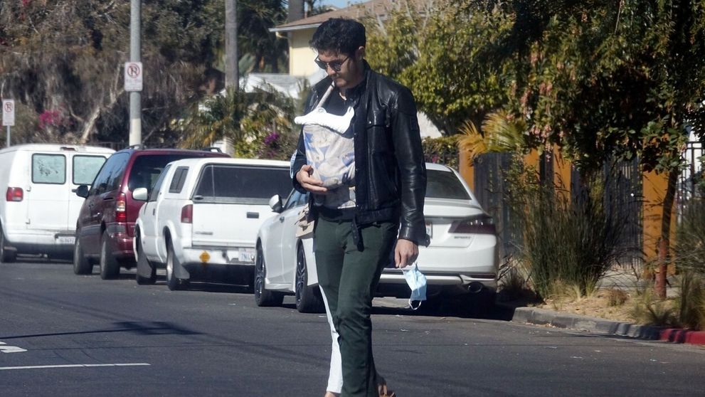 Hrdý otecko! Pártýždňové bábätko je sotva väčšie než jeho ruka