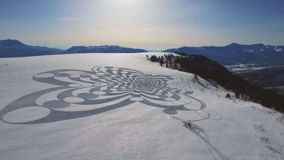 Umelec vytvára v horách gigantické obrazy: Jeho štetcom sú nohy a plátnom sneh