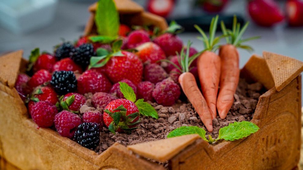 Jarná tortička s jahodami a rebarborou