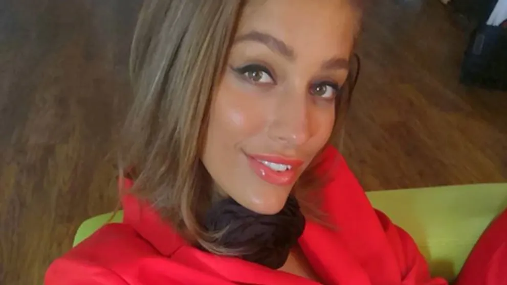 Jasminu Alagič takto nevídame. Ukázala sexy výstrih