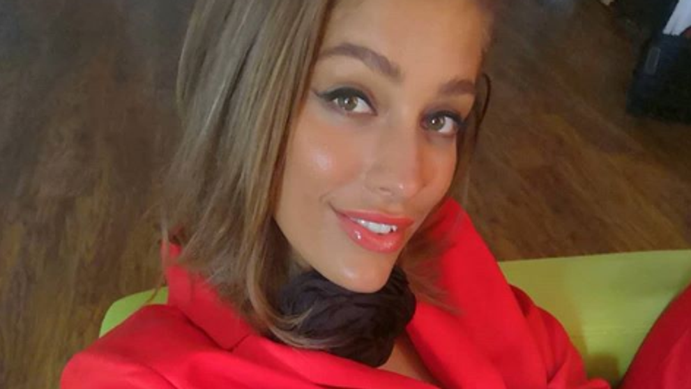Jasminu Alagič takto nevídame. Ukázala sexy výstrih
