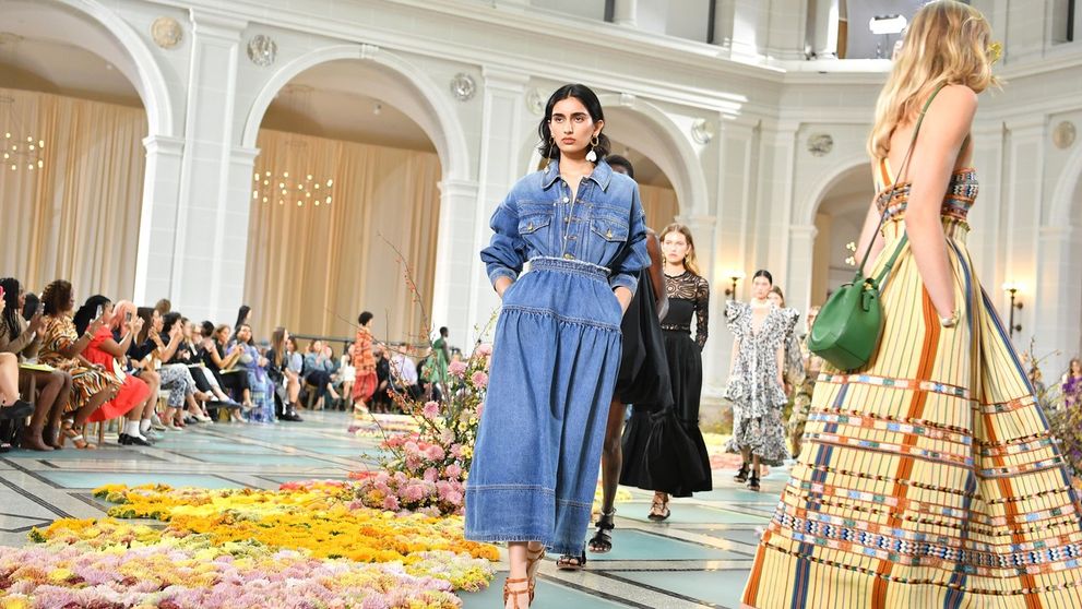 Módny návrat maxi sukne: Naučte sa ju štýlovo nosiť