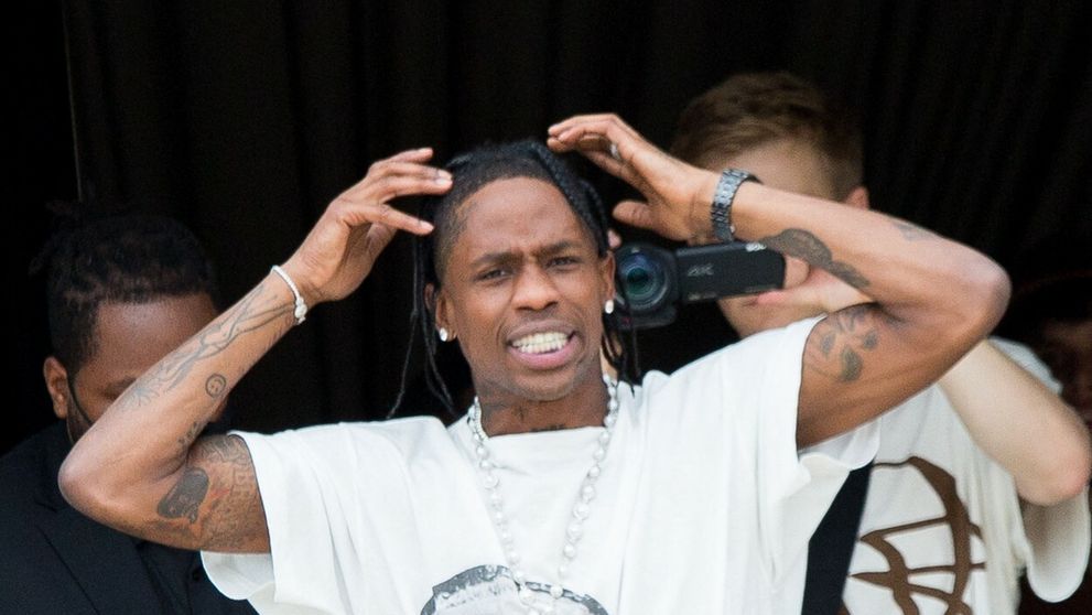 Poučil sa z minuloročného masakru? Travis Scott z obáv o fanúšikov prerušil koncert