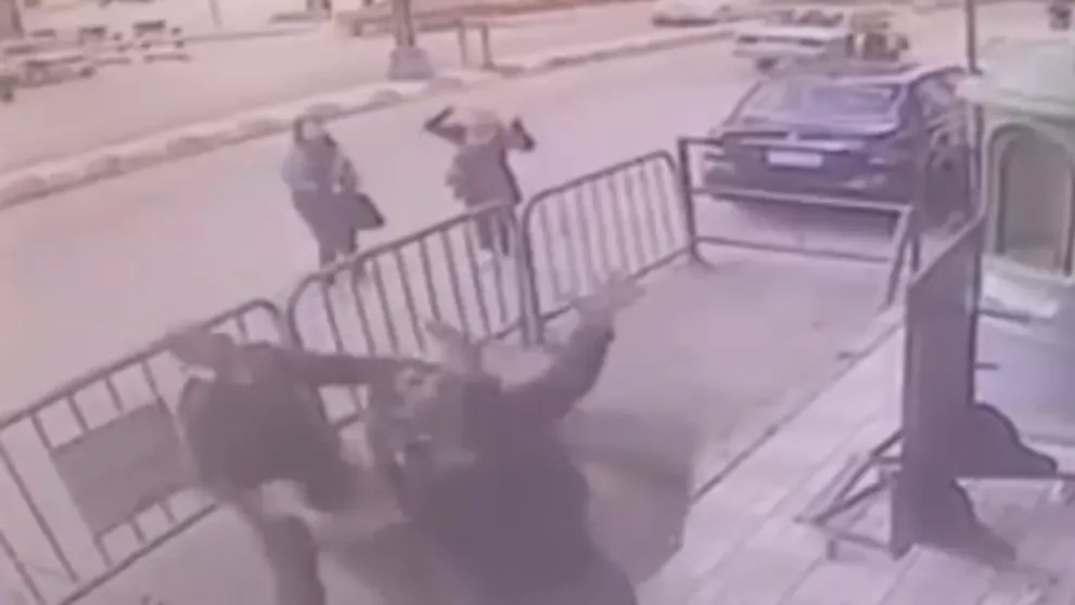 VIDEO: Traja policajti zachytili dieťa padajúce z tretieho poschodia