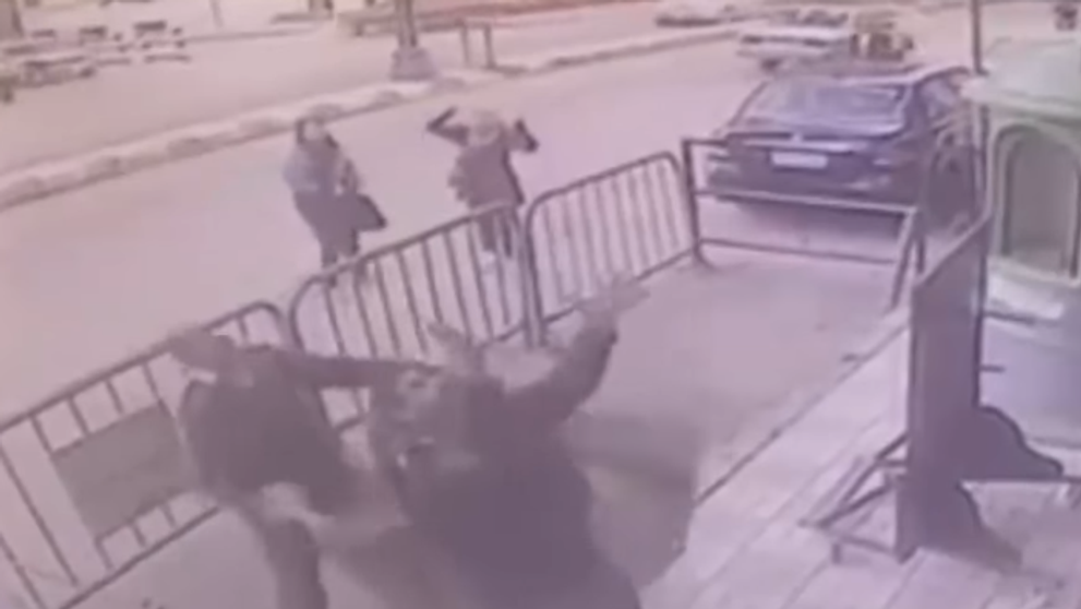 VIDEO: Traja policajti zachytili dieťa padajúce z tretieho poschodia