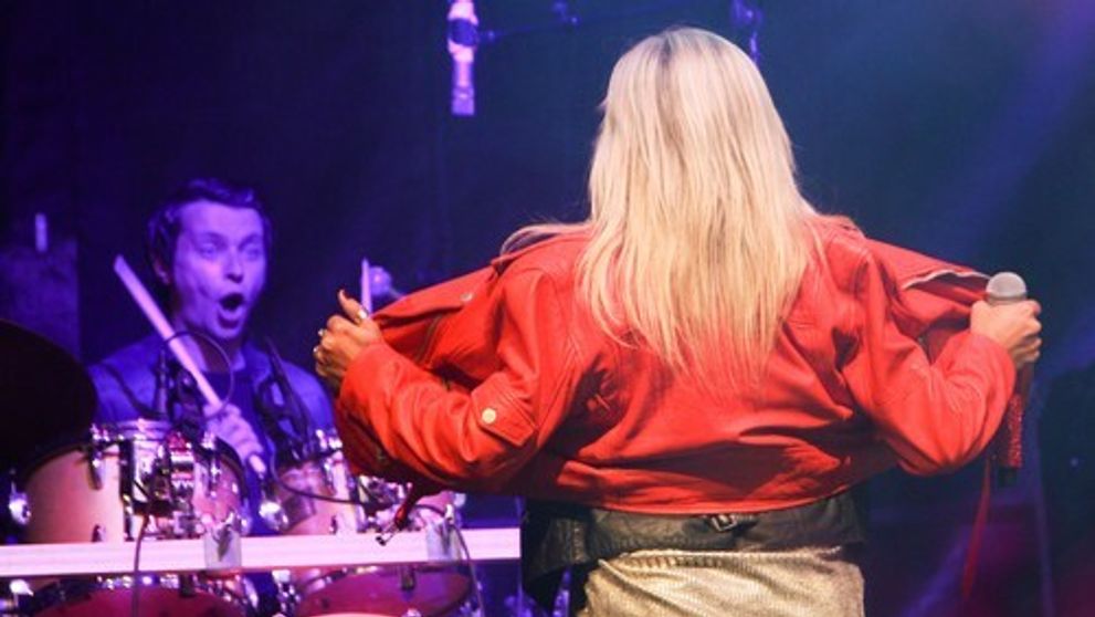 Anglický sexsymbol v Chart Show. Blondína stále provokuje veľkým výstrihom