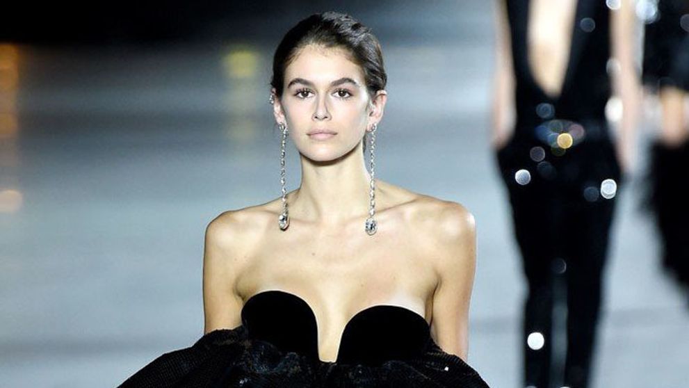 Dcéra Cindy Crawford ovládla módnu prehliadku v Paríži. Nožičky má ako paličky