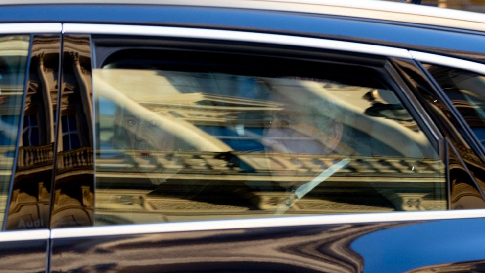 Kráľ Karol III. je v nemocnici: Odfotili ho pred hospitalizáciou