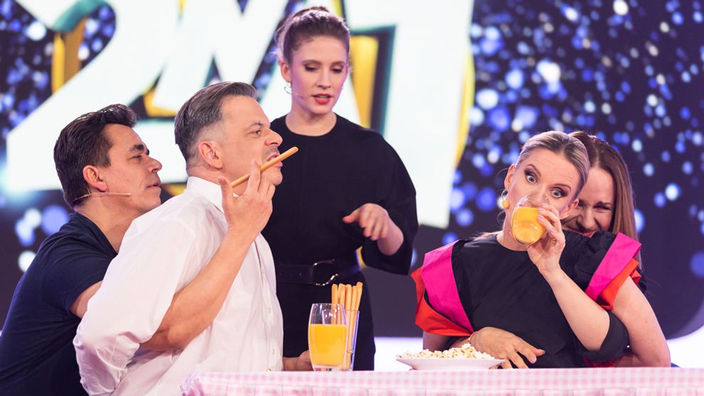 Všimli ste si tento detail? Známa herečka chytila Adelu za poprsie!