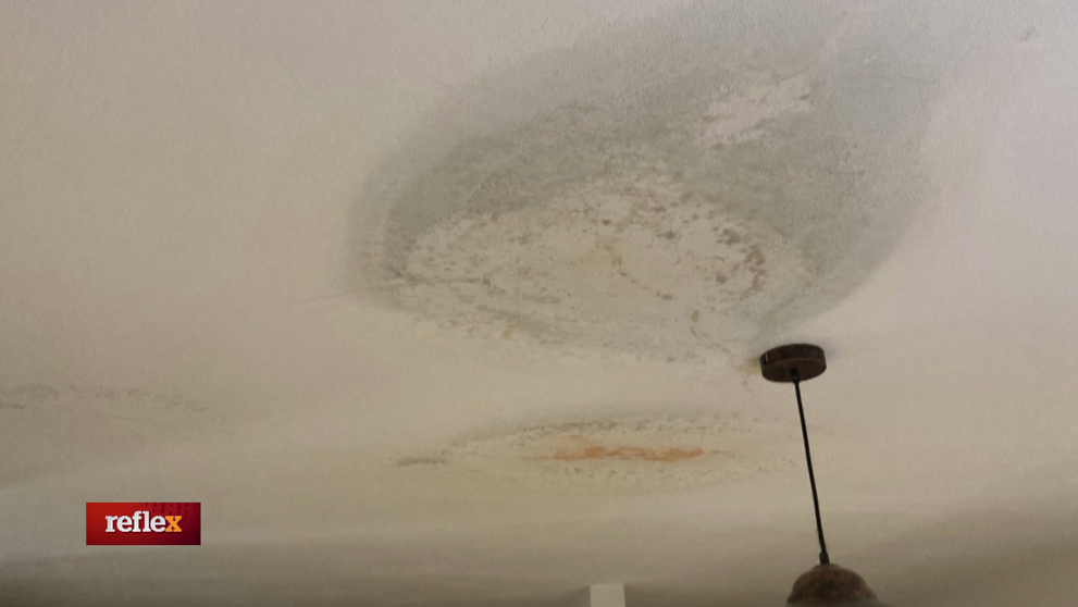 Jeden má vírivku, druhý plesnivý strop