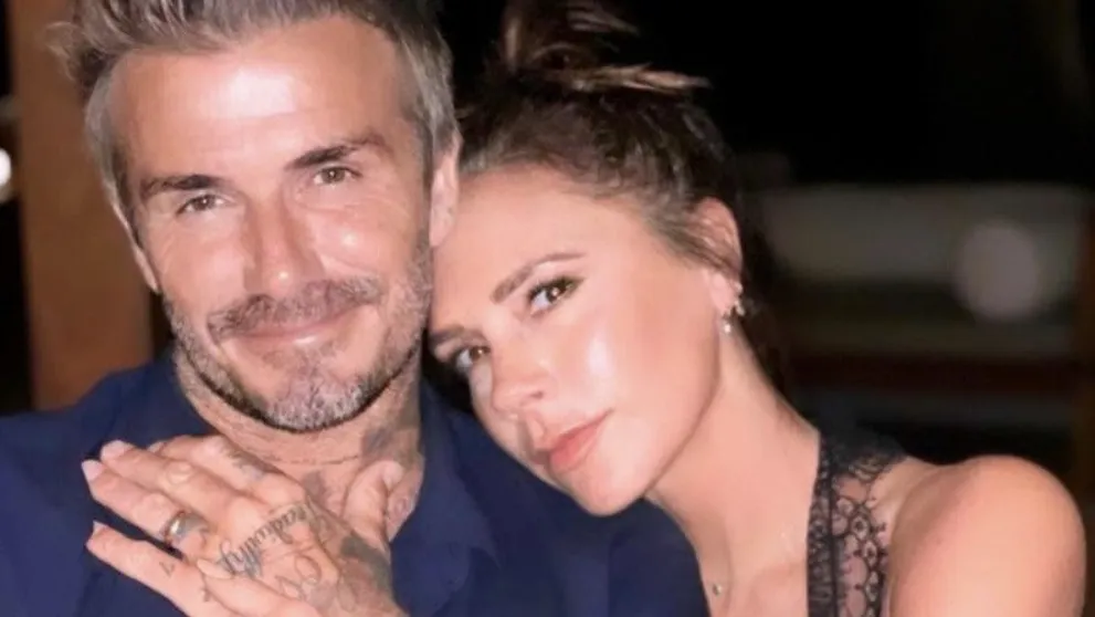 Victoria Beckham sa nekašle. Zverejnila manželov holý zadok