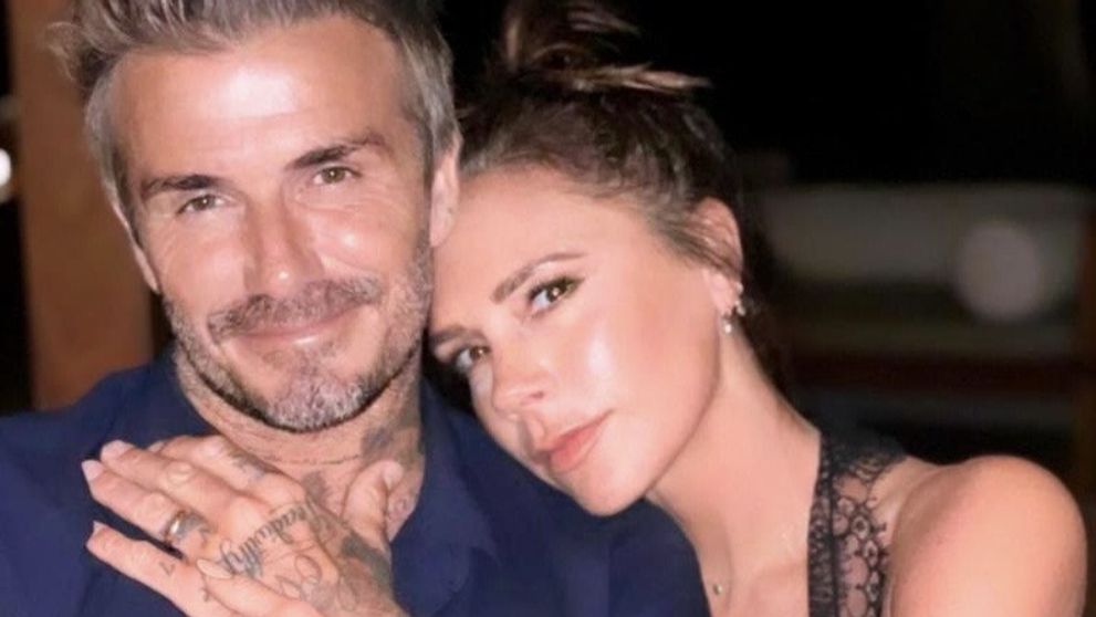 Victoria Beckham sa nekašle. Zverejnila manželov holý zadok