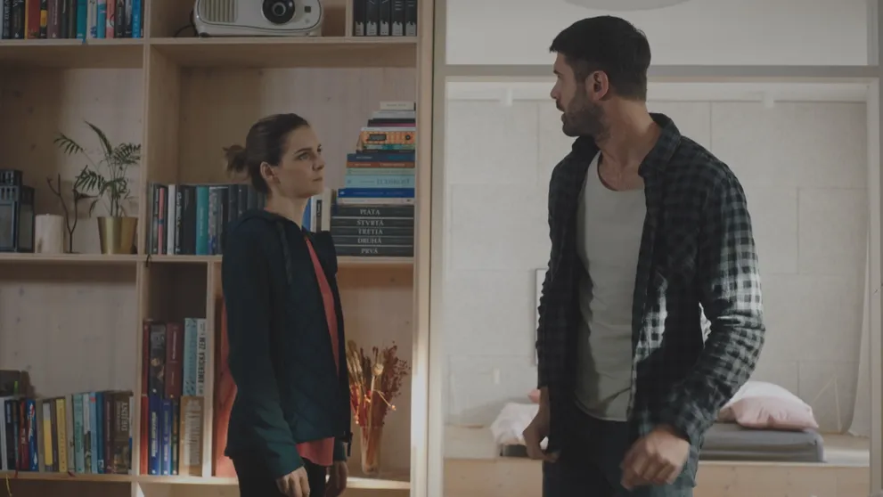 Aj ona klame. Laura netuší, čo jej sestra urobila za chrbtom