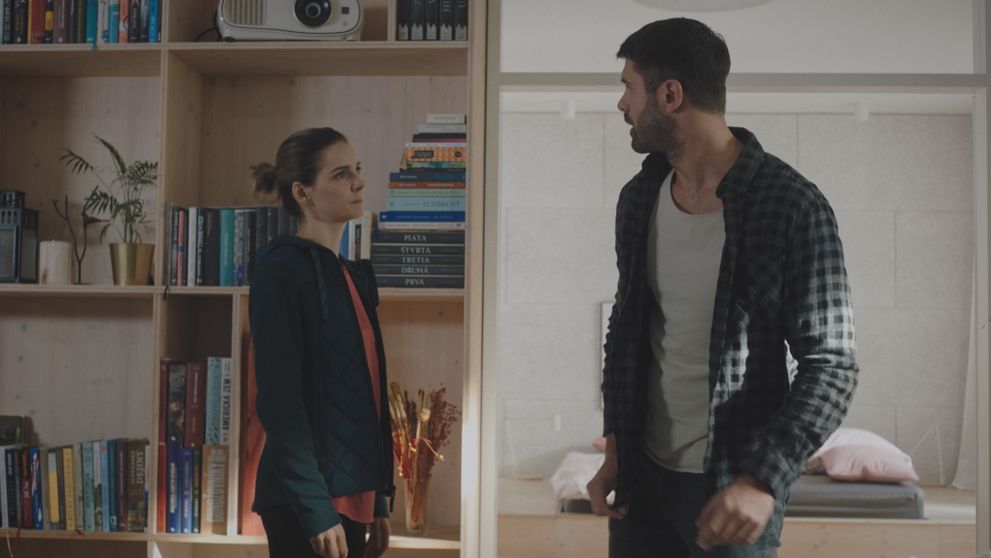 Aj ona klame. Laura netuší, čo jej sestra urobila za chrbtom